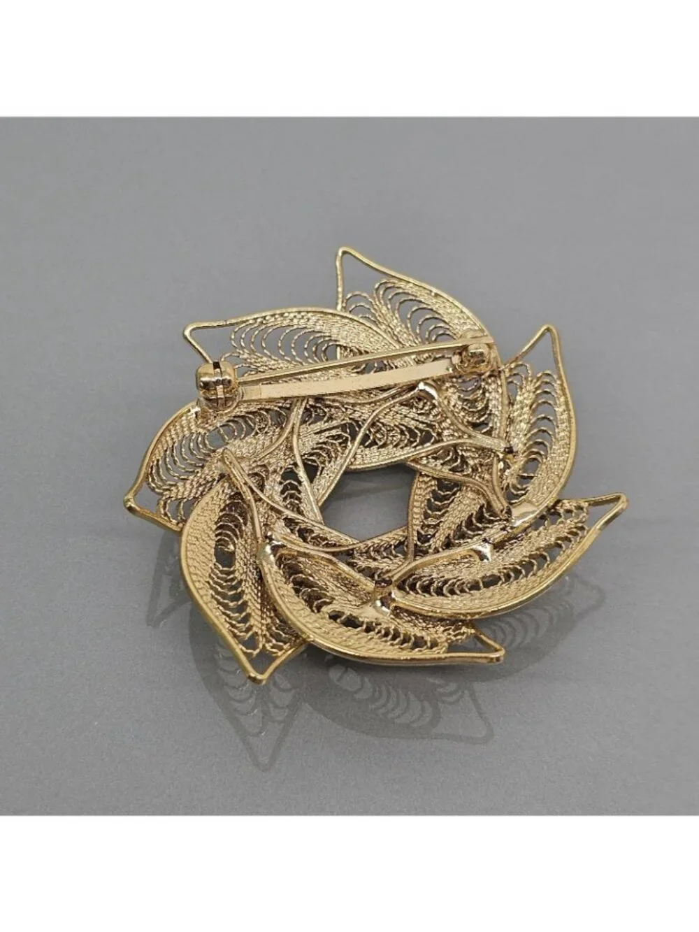 Filigree Leaf Wreath Brooch Layered Dimensional Gold Tone Open Work Vintage 2